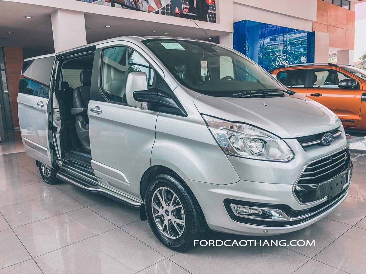 ford tourneo ra mắt